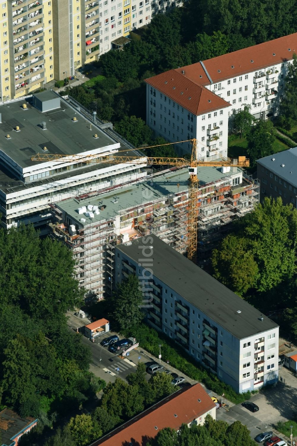 Luftaufnahme Berlin - Baustelle zum Neubau einer Mehrfamilienhaus-Wohnanlage an der Strausberger Straße Ecke Palisadenstraße im Ortsteil Friedrichshain-Kreuzberg in Berlin, Deutschland