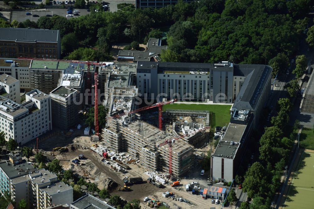 Berlin aus der Vogelperspektive: Baustelle zum Neubau einer Mehrfamilienhaus-Wohnanlage Stresemannstraße Ecke Möckernstraße der Kondor Wessels Wohnen Berlin GmbH und der Reggeborgh Vastgoed B.V. in Berlin