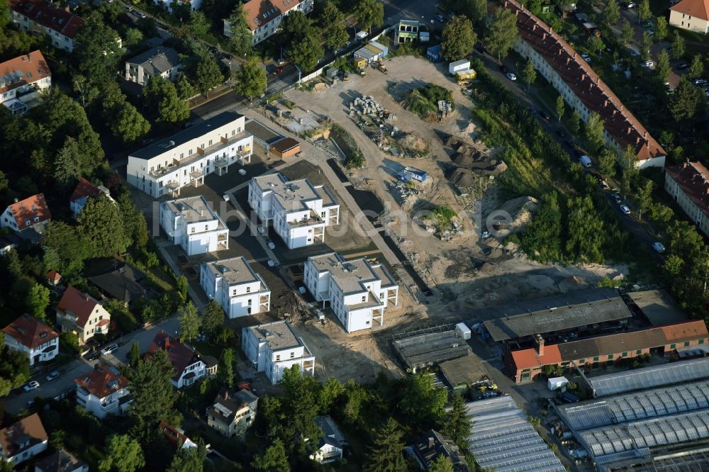 Berlin von oben - Baustelle zum Neubau einer Mehrfamilienhaus-Wohnanlage in der Sundgauer Straße in Berlin