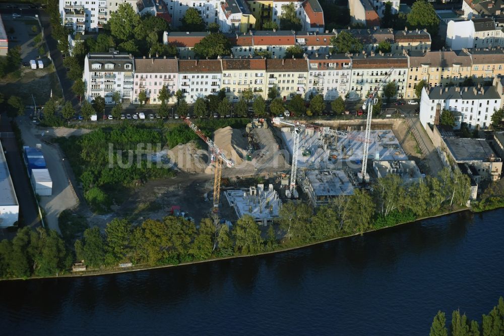 Berlin aus der Vogelperspektive: Baustelle zum Neubau einer Mehrfamilienhaus-Wohnanlage Tabbertstraße am Ufer des Flußverlaufes der Spree in Berlin