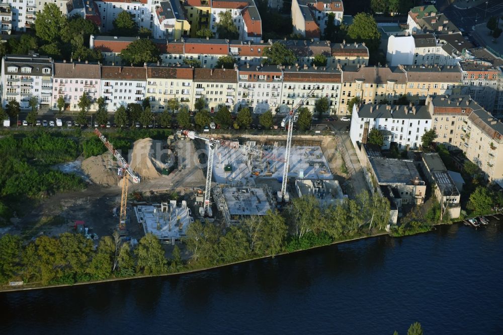 Luftbild Berlin - Baustelle zum Neubau einer Mehrfamilienhaus-Wohnanlage Tabbertstraße am Ufer des Flußverlaufes der Spree in Berlin