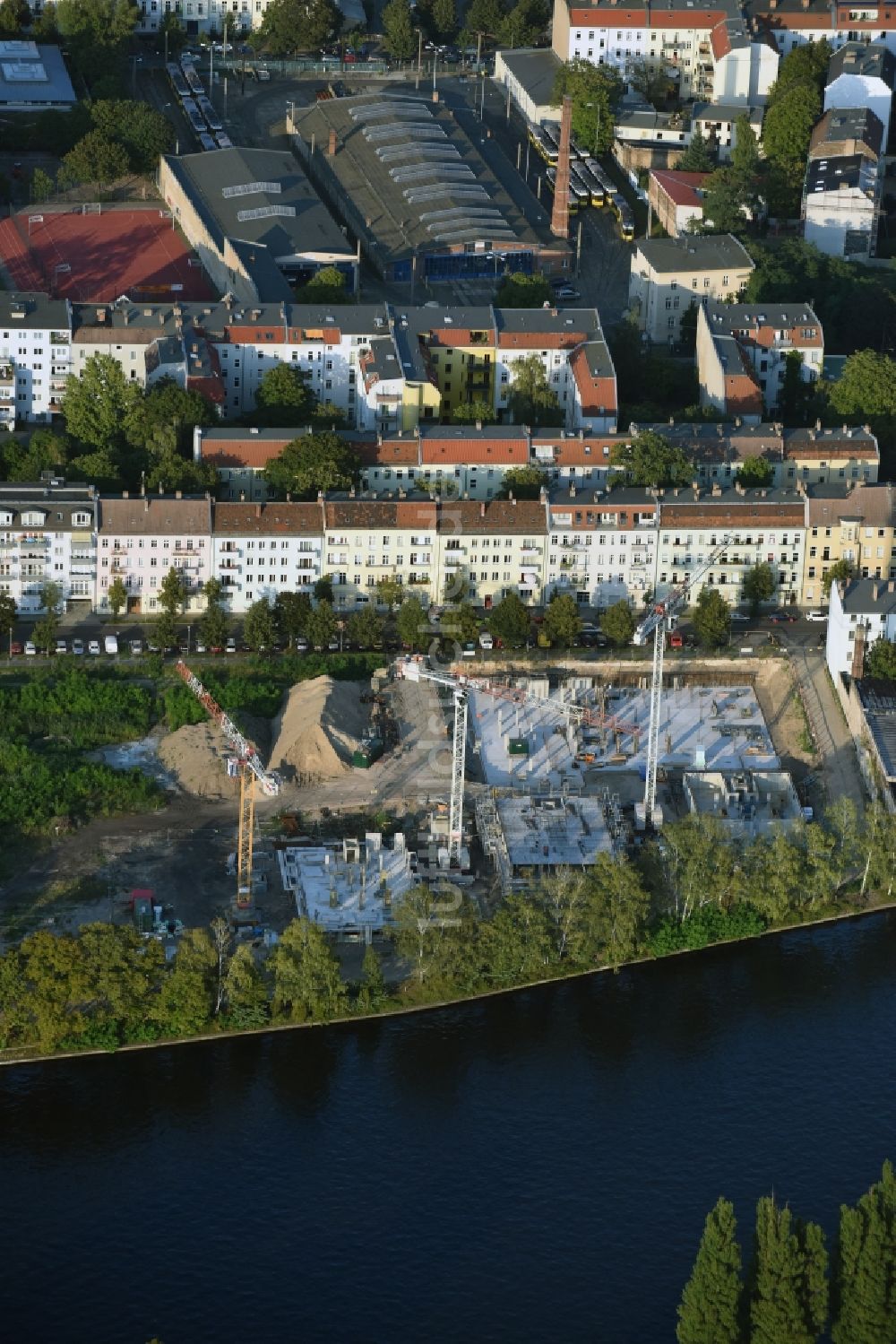 Luftaufnahme Berlin - Baustelle zum Neubau einer Mehrfamilienhaus-Wohnanlage Tabbertstraße am Ufer des Flußverlaufes der Spree in Berlin