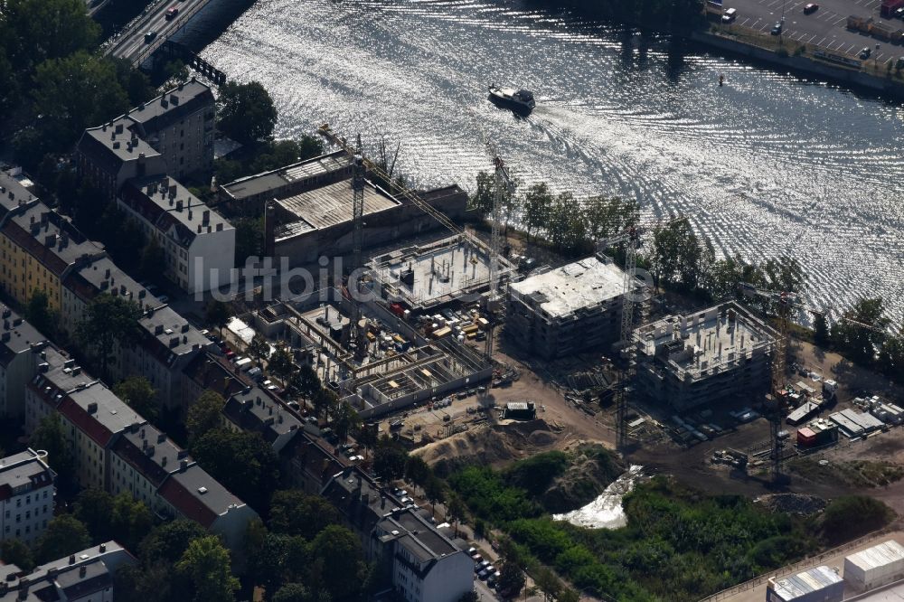 Luftbild Berlin - Baustelle zum Neubau einer Mehrfamilienhaus-Wohnanlage in der Tabbertstraße am Ufer des Flußverlaufes der Spree in Berlin