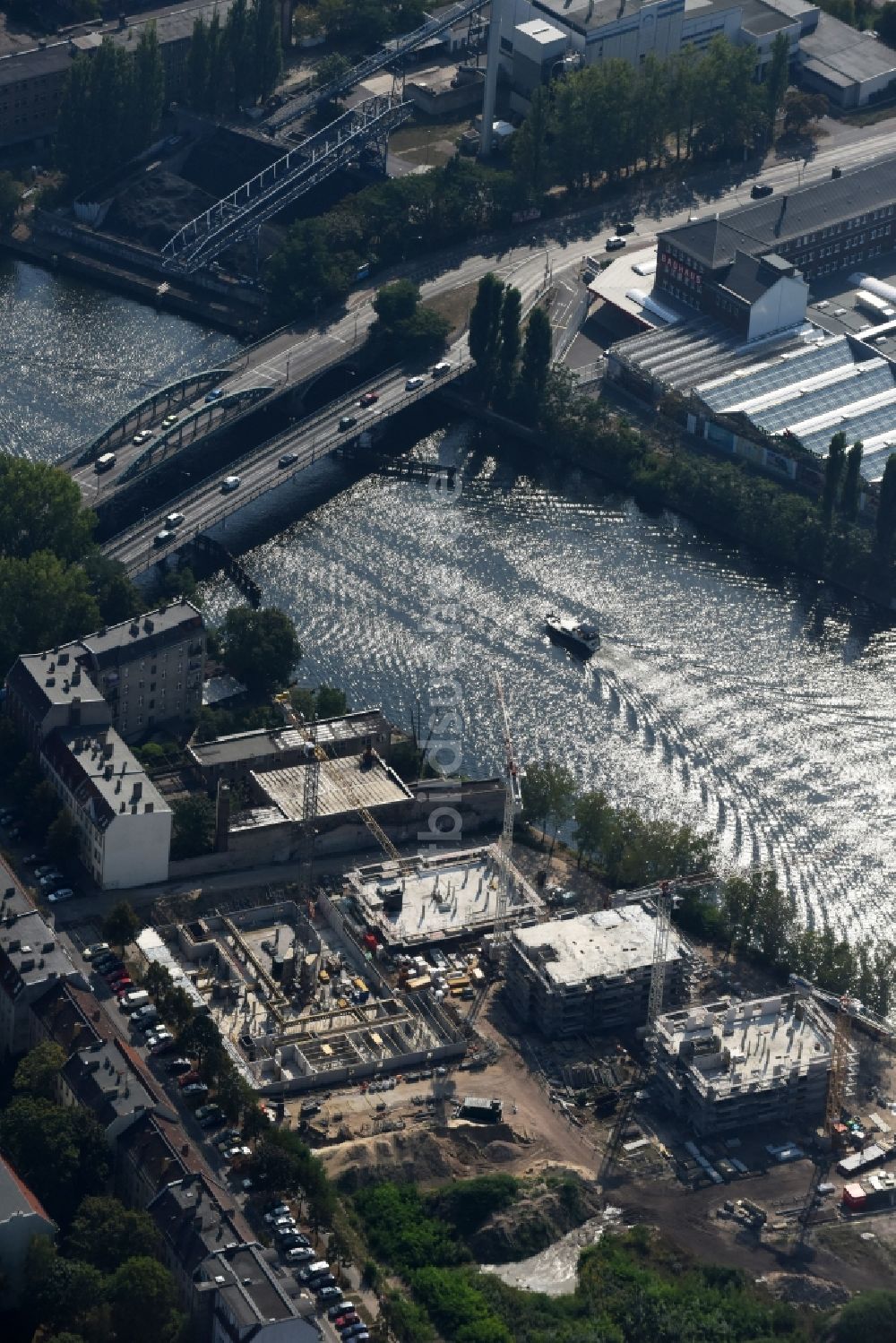 Berlin von oben - Baustelle zum Neubau einer Mehrfamilienhaus-Wohnanlage in der Tabbertstraße am Ufer des Flußverlaufes der Spree in Berlin