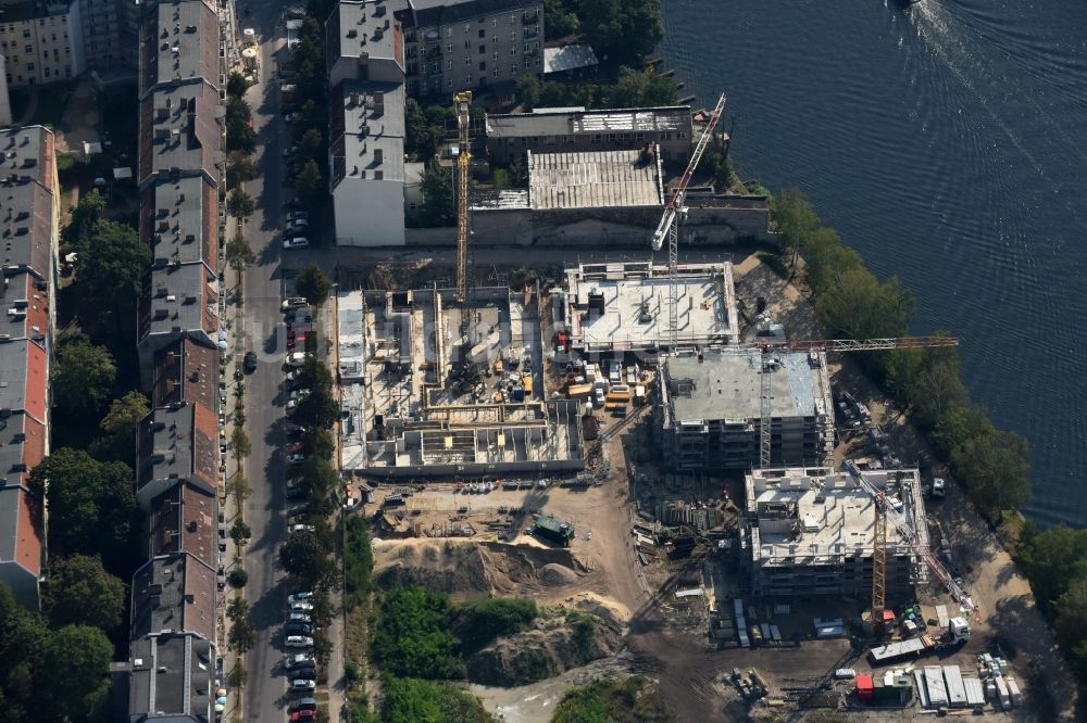 Berlin aus der Vogelperspektive: Baustelle zum Neubau einer Mehrfamilienhaus-Wohnanlage in der Tabbertstraße am Ufer des Flußverlaufes der Spree in Berlin