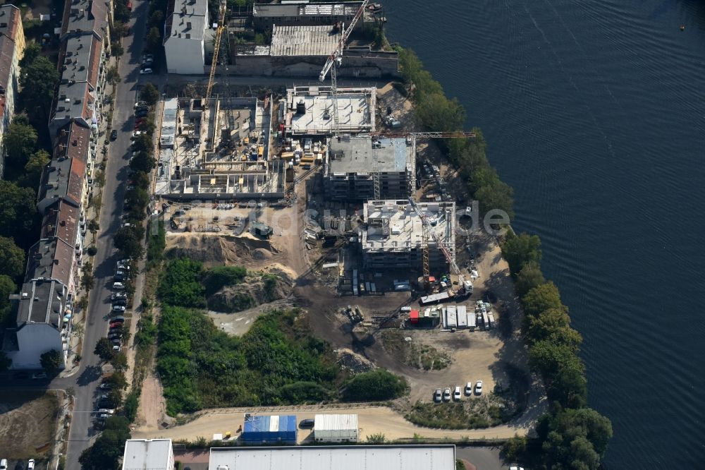 Luftbild Berlin - Baustelle zum Neubau einer Mehrfamilienhaus-Wohnanlage in der Tabbertstraße am Ufer des Flußverlaufes der Spree in Berlin