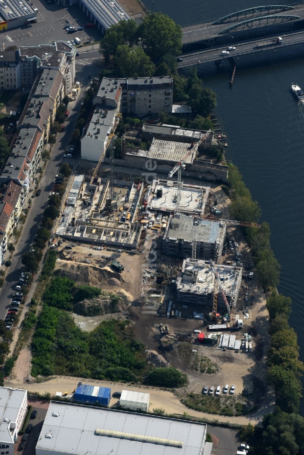 Luftaufnahme Berlin - Baustelle zum Neubau einer Mehrfamilienhaus-Wohnanlage in der Tabbertstraße am Ufer des Flußverlaufes der Spree in Berlin