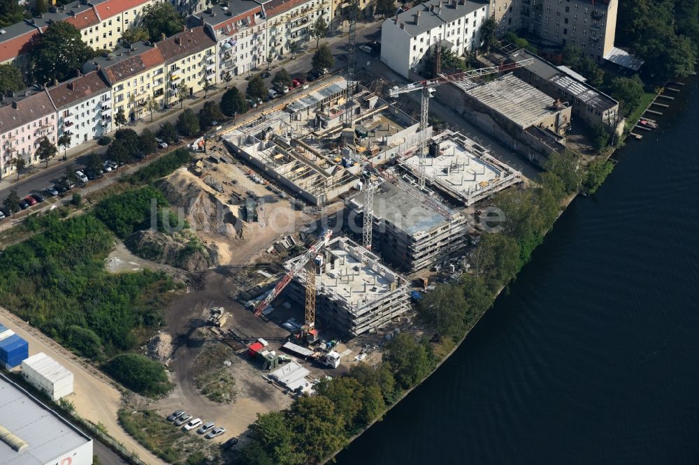 Berlin von oben - Baustelle zum Neubau einer Mehrfamilienhaus-Wohnanlage in der Tabbertstraße am Ufer des Flußverlaufes der Spree in Berlin