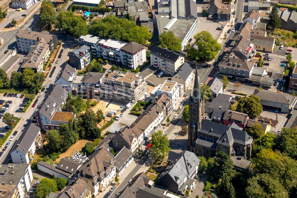 Heiligenhaus von oben - Baustelle zum Neubau einer Mehrfamilienhaus-Wohnanlage der Tecklenburg GmbH in Heiligenhaus im Bundesland Nordrhein-Westfalen, Deutschland