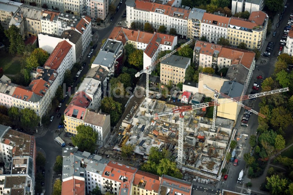 Berlin aus der Vogelperspektive: Baustelle zum Neubau einer Mehrfamilienhaus-Wohnanlage Templiner Park der Berliner Wohnbau Consult BEWOCON an der Templiner Straße Ecke Fehrbelliner Straße in Berlin