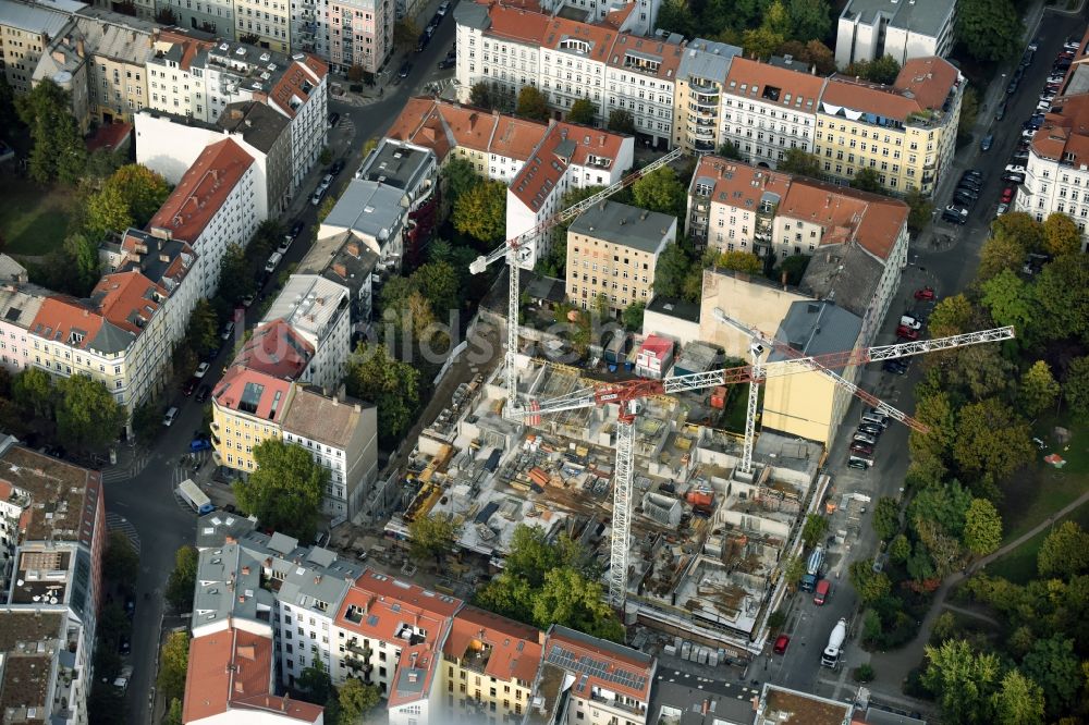 Luftaufnahme Berlin - Baustelle zum Neubau einer Mehrfamilienhaus-Wohnanlage Templiner Park der Berliner Wohnbau Consult BEWOCON an der Templiner Straße Ecke Fehrbelliner Straße in Berlin