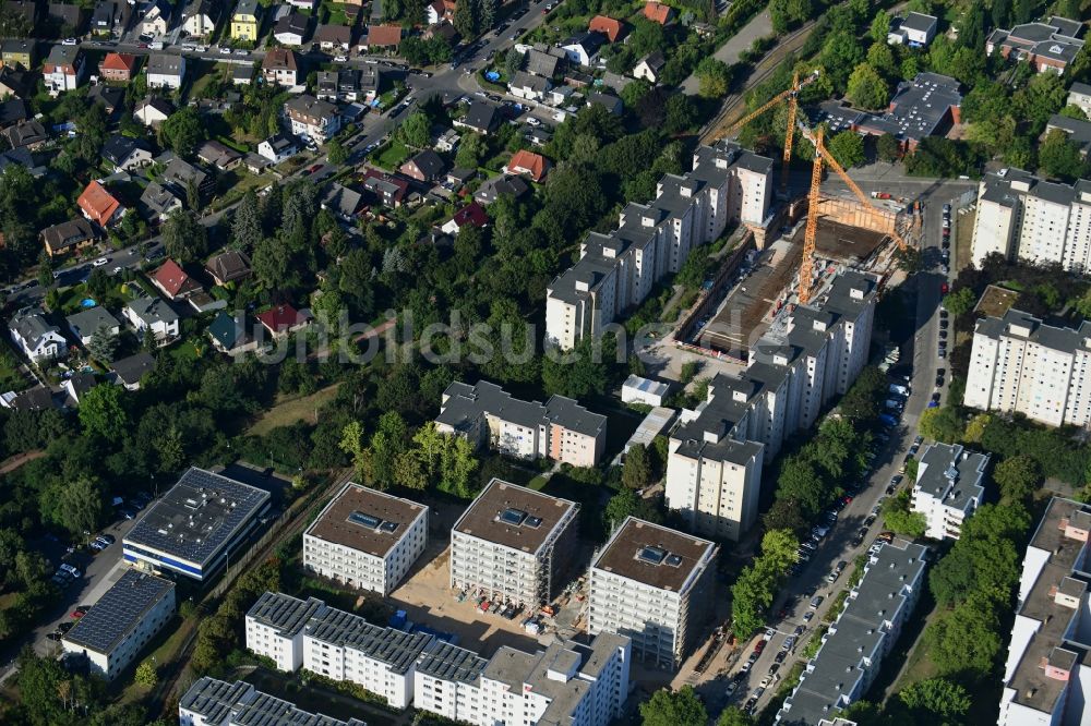 Berlin aus der Vogelperspektive: Baustelle zum Neubau einer Mehrfamilienhaus-Wohnanlage Theodor-Loos-Weg Ecke Wutzkyallee im Ortsteil Buckow in Berlin, Deutschland