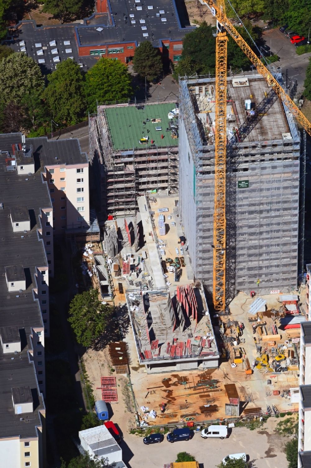 Berlin von oben - Baustelle zum Neubau einer Mehrfamilienhaus-Wohnanlage Theodor-Loos-Weg Ecke Wutzkyallee im Ortsteil Buckow in Berlin, Deutschland