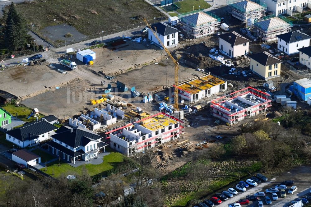 Luftaufnahme Mahlsdorf - Baustelle zum Neubau einer Mehrfamilienhaus-Wohnanlage in der Theodorstraße in Mahlsdorf im Bundesland Berlin, Deutschland