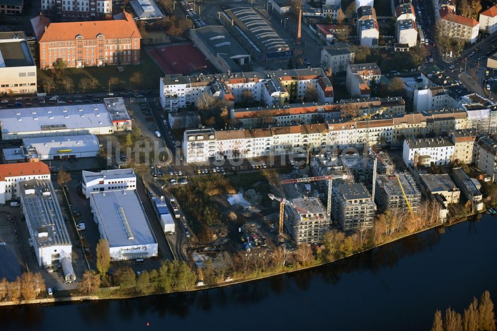 Luftbild Berlin - Baustelle zum Neubau einer Mehrfamilienhaus-Wohnanlage am Ufer des Flußverlaufes der Spree in Berlin