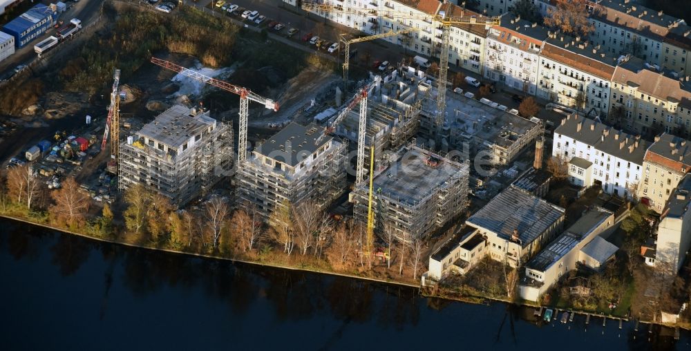 Berlin aus der Vogelperspektive: Baustelle zum Neubau einer Mehrfamilienhaus-Wohnanlage am Ufer des Flußverlaufes der Spree in Berlin