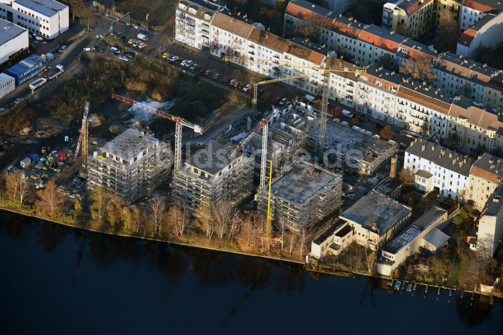 Luftbild Berlin - Baustelle zum Neubau einer Mehrfamilienhaus-Wohnanlage am Ufer des Flußverlaufes der Spree in Berlin