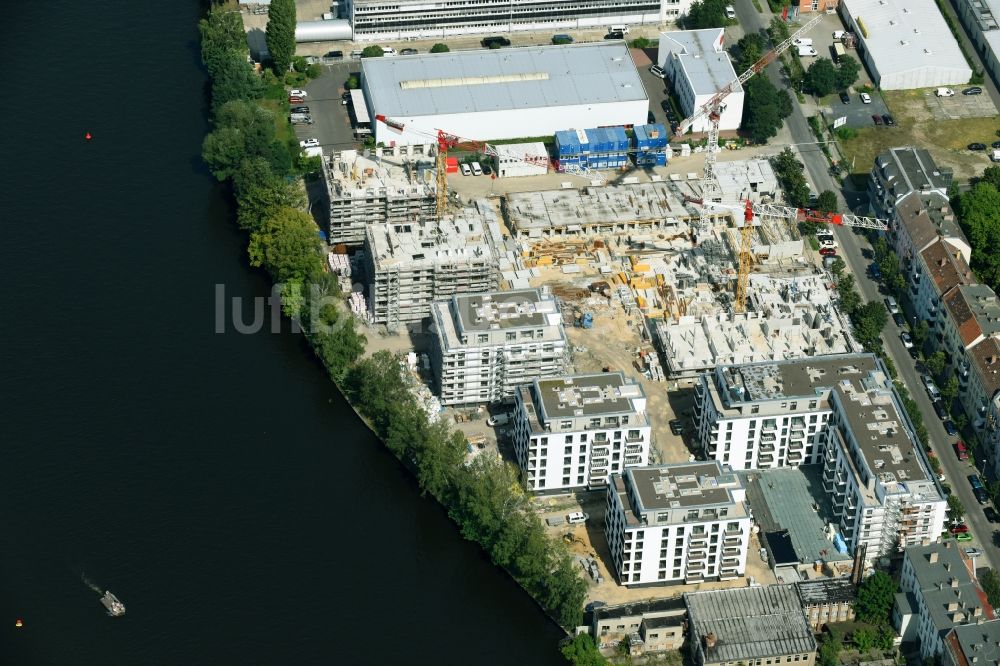 Berlin aus der Vogelperspektive: Baustelle zum Neubau einer Mehrfamilienhaus-Wohnanlage am Ufer des Flußverlaufes der Spree in Berlin