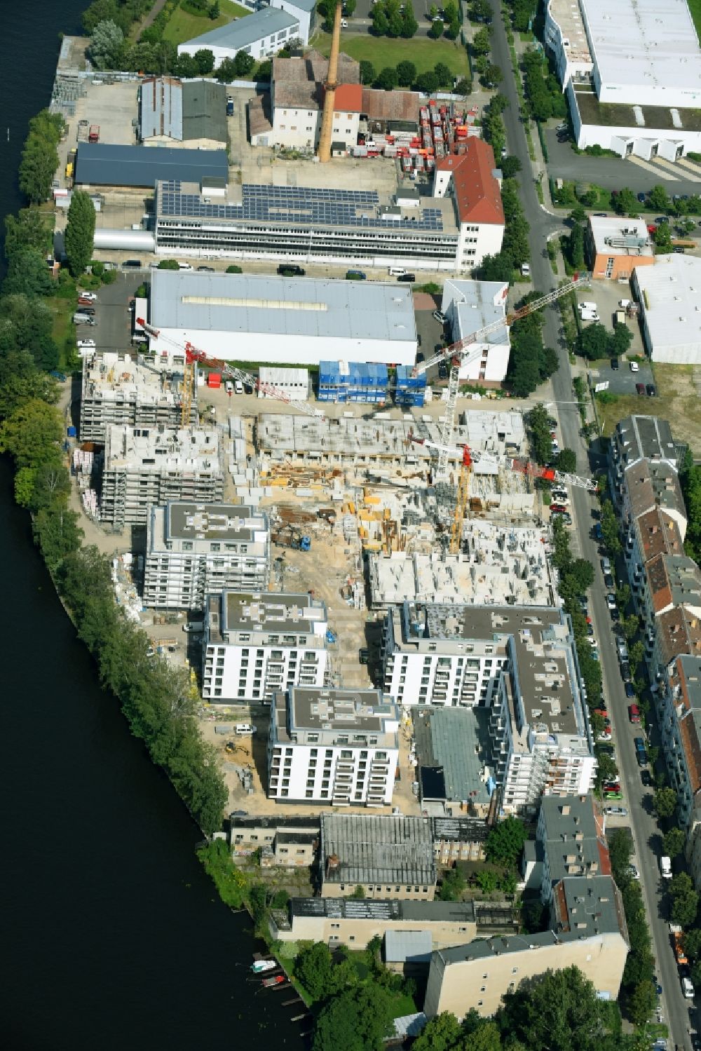 Luftbild Berlin - Baustelle zum Neubau einer Mehrfamilienhaus-Wohnanlage am Ufer des Flußverlaufes der Spree in Berlin