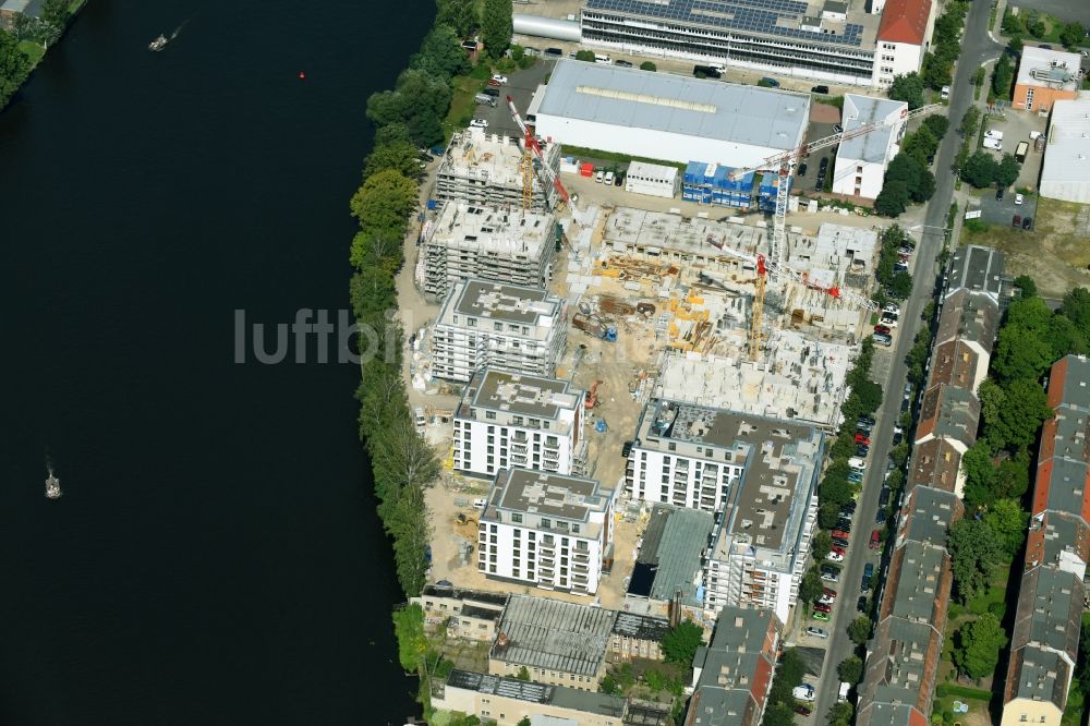 Berlin von oben - Baustelle zum Neubau einer Mehrfamilienhaus-Wohnanlage am Ufer des Flußverlaufes der Spree in Berlin