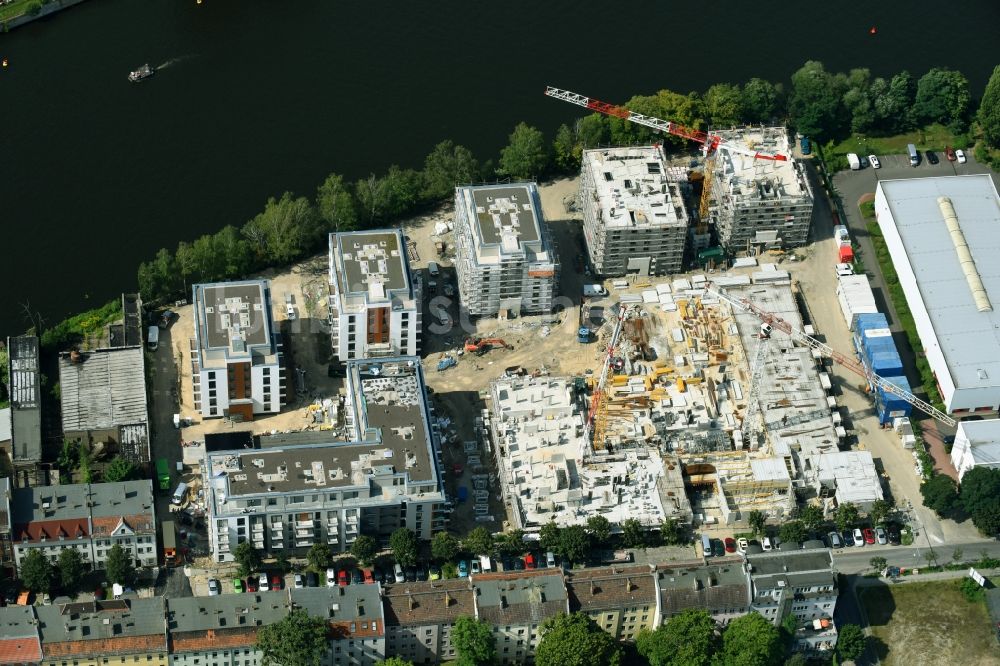 Luftbild Berlin - Baustelle zum Neubau einer Mehrfamilienhaus-Wohnanlage am Ufer des Flußverlaufes der Spree in Berlin