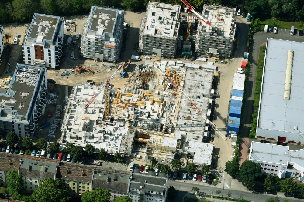 Luftaufnahme Berlin - Baustelle zum Neubau einer Mehrfamilienhaus-Wohnanlage am Ufer des Flußverlaufes der Spree in Berlin