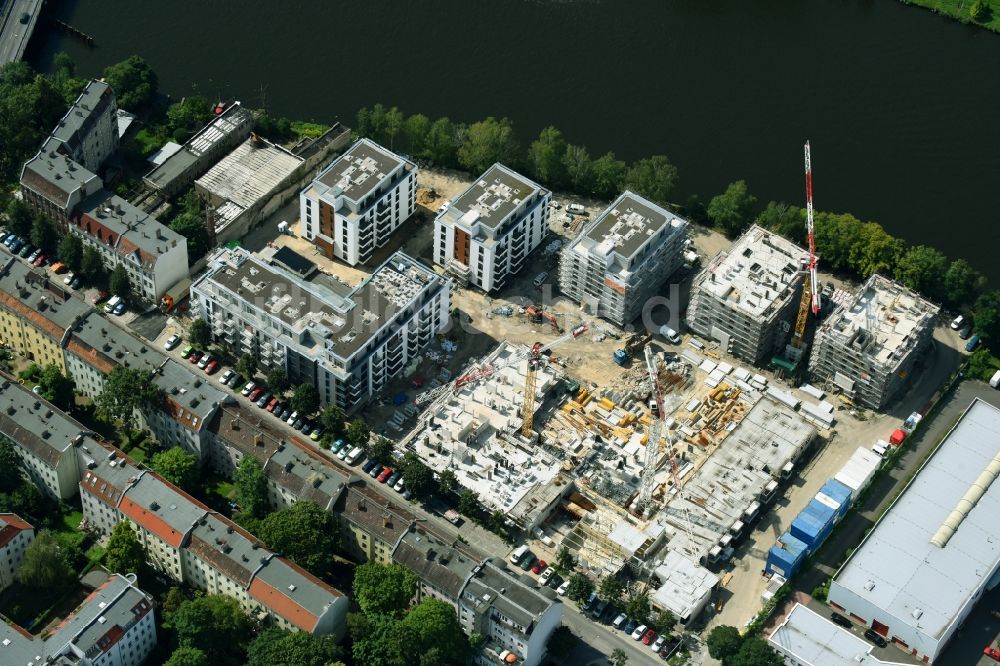 Berlin von oben - Baustelle zum Neubau einer Mehrfamilienhaus-Wohnanlage am Ufer des Flußverlaufes der Spree in Berlin