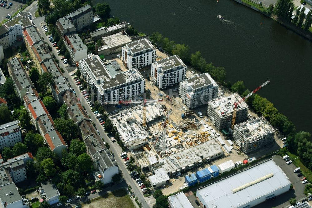 Berlin aus der Vogelperspektive: Baustelle zum Neubau einer Mehrfamilienhaus-Wohnanlage am Ufer des Flußverlaufes der Spree in Berlin