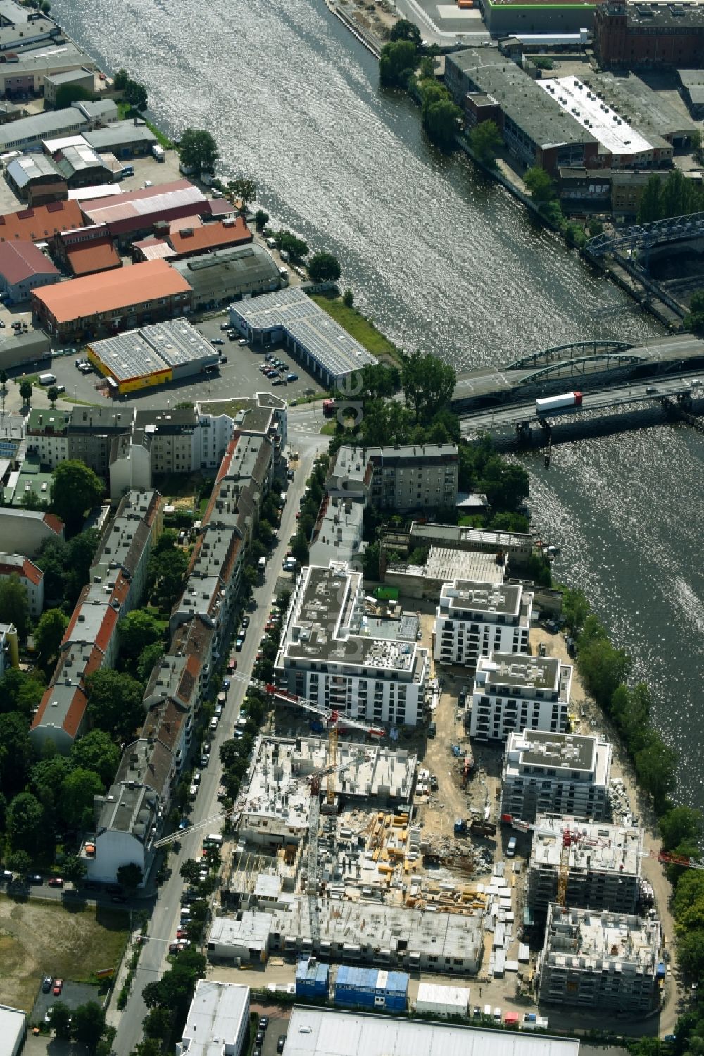 Luftaufnahme Berlin - Baustelle zum Neubau einer Mehrfamilienhaus-Wohnanlage am Ufer des Flußverlaufes der Spree in Berlin