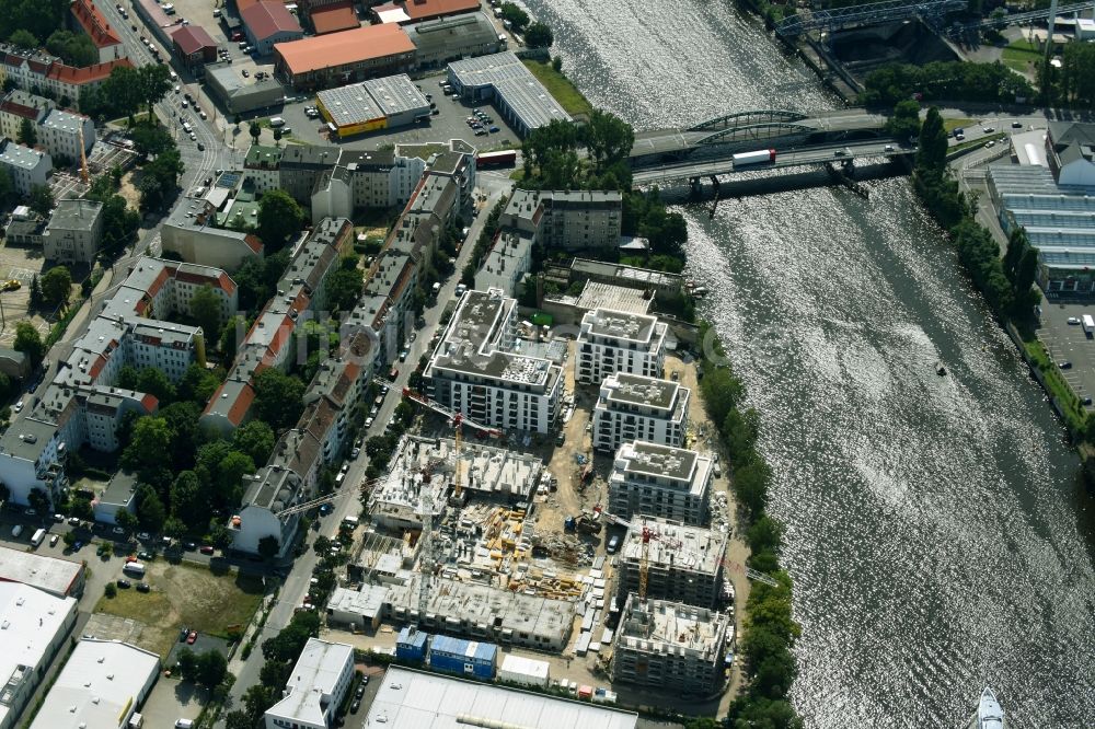 Berlin von oben - Baustelle zum Neubau einer Mehrfamilienhaus-Wohnanlage am Ufer des Flußverlaufes der Spree in Berlin