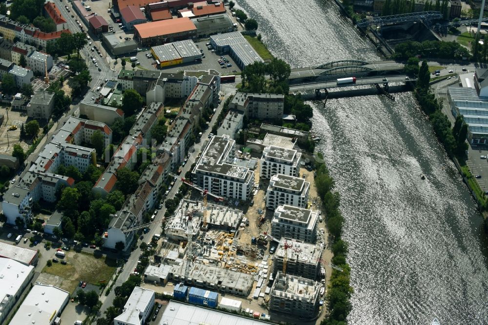 Berlin aus der Vogelperspektive: Baustelle zum Neubau einer Mehrfamilienhaus-Wohnanlage am Ufer des Flußverlaufes der Spree in Berlin