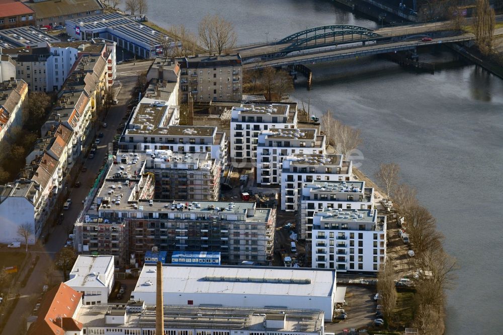 Luftbild Berlin - Baustelle zum Neubau einer Mehrfamilienhaus-Wohnanlage am Ufer des Flußverlaufes der Spree in Berlin