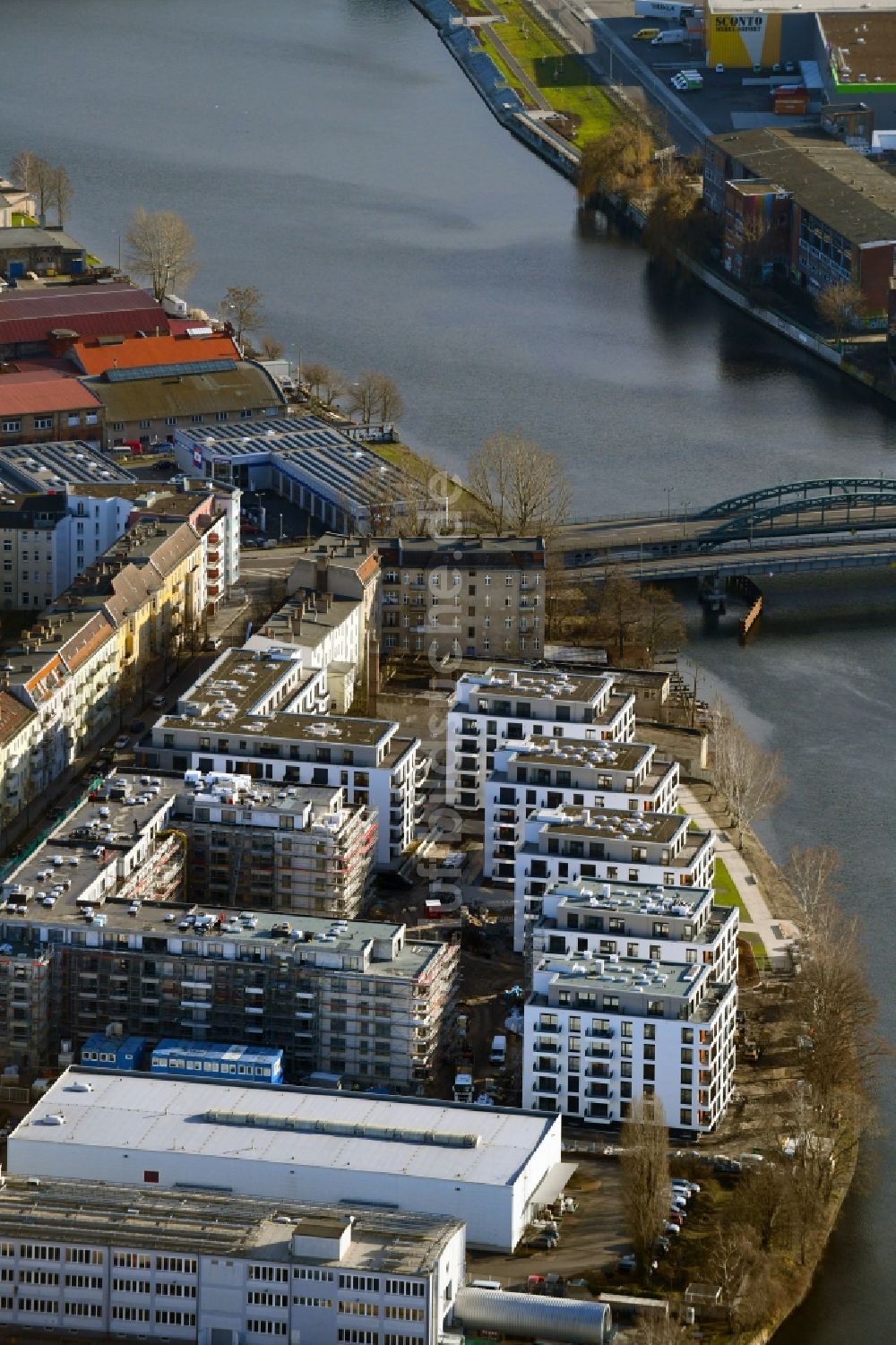 Luftaufnahme Berlin - Baustelle zum Neubau einer Mehrfamilienhaus-Wohnanlage am Ufer des Flußverlaufes der Spree in Berlin