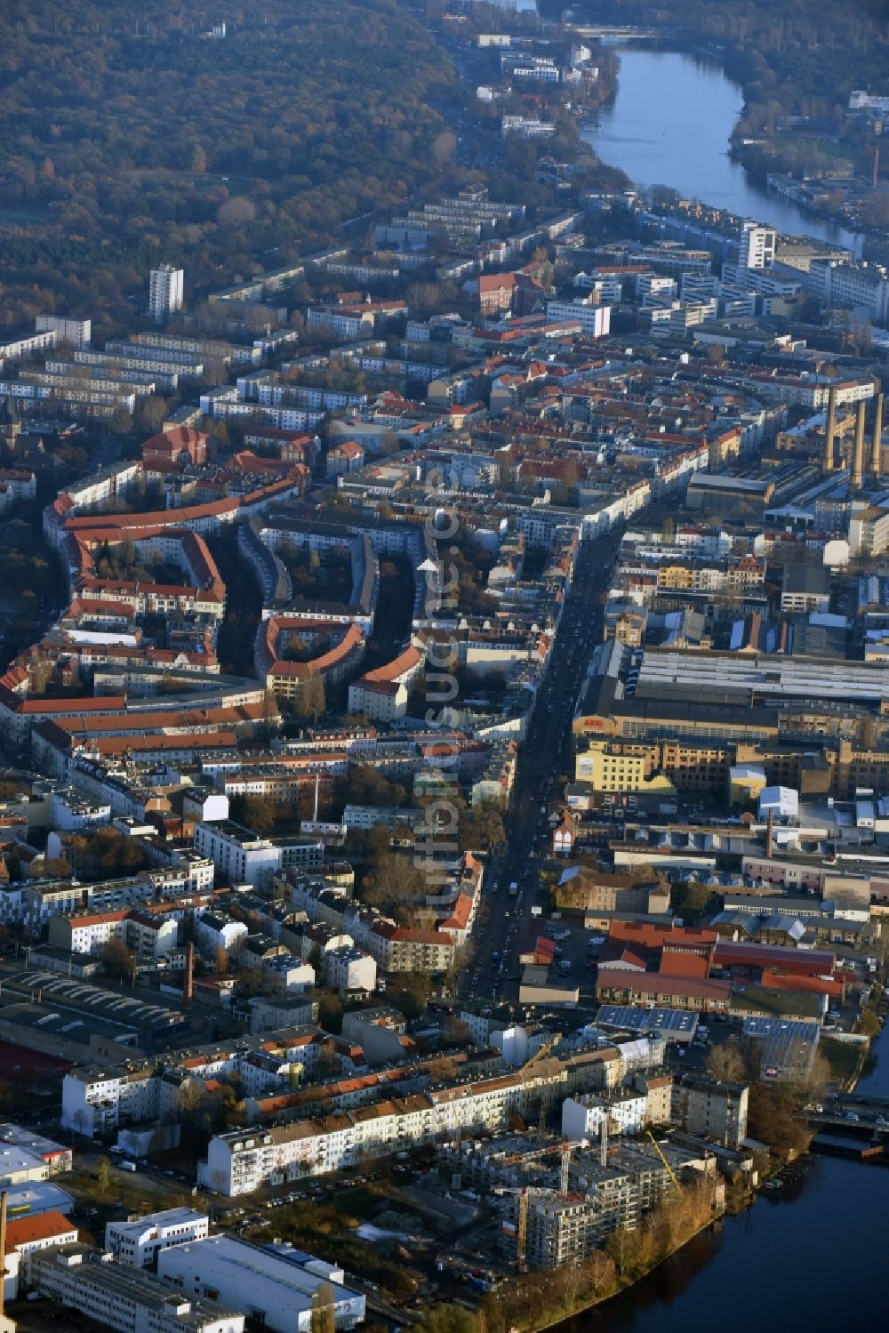 Luftbild Berlin - Baustelle zum Neubau einer Mehrfamilienhaus-Wohnanlage am Ufer des Flußverlaufes der Spree in Berlin - Schöneweide