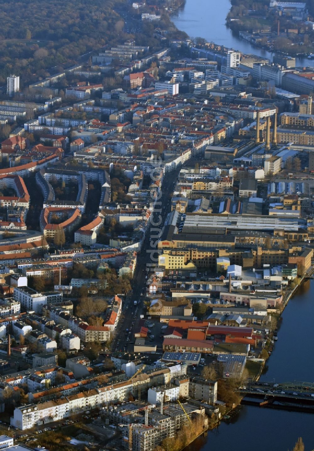 Luftaufnahme Berlin - Baustelle zum Neubau einer Mehrfamilienhaus-Wohnanlage am Ufer des Flußverlaufes der Spree in Berlin - Schöneweide