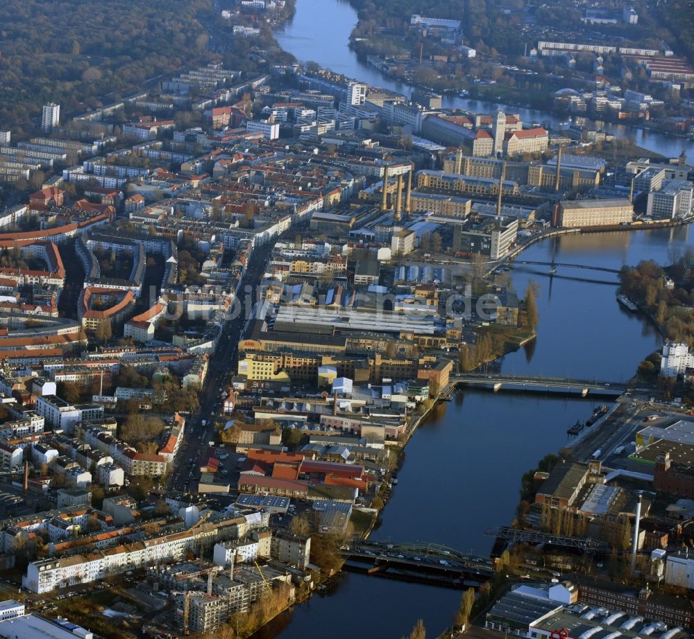 Berlin von oben - Baustelle zum Neubau einer Mehrfamilienhaus-Wohnanlage am Ufer des Flußverlaufes der Spree in Berlin - Schöneweide