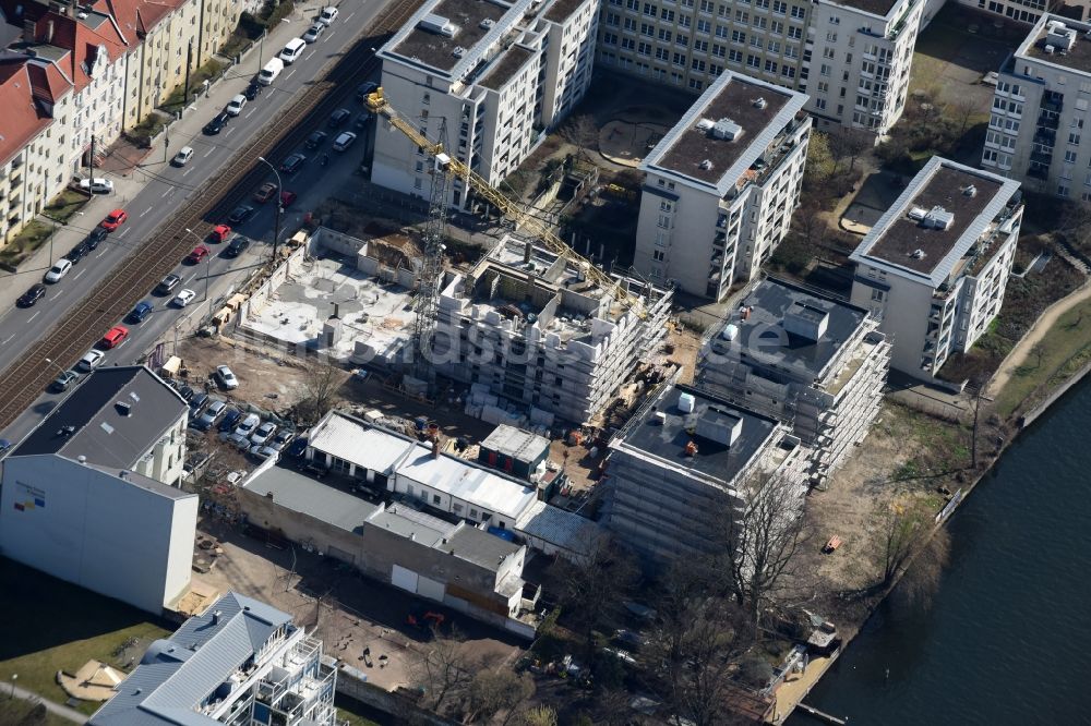 Luftaufnahme Berlin - Baustelle zum Neubau einer Mehrfamilienhaus-Wohnanlage am Ufer der Spree entlang der Lindenstraße in Berlin