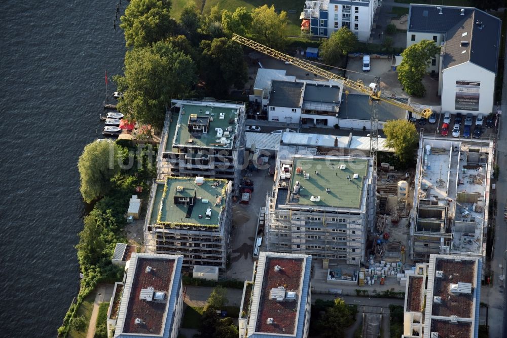 Berlin aus der Vogelperspektive: Baustelle zum Neubau einer Mehrfamilienhaus-Wohnanlage am Ufer der Spree entlang der Lindenstraße in Berlin