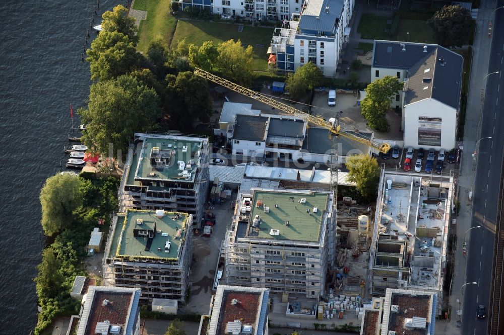 Luftbild Berlin - Baustelle zum Neubau einer Mehrfamilienhaus-Wohnanlage am Ufer der Spree entlang der Lindenstraße in Berlin