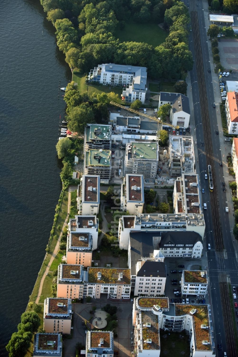 Luftbild Berlin - Baustelle zum Neubau einer Mehrfamilienhaus-Wohnanlage am Ufer der Spree entlang der Lindenstraße in Berlin