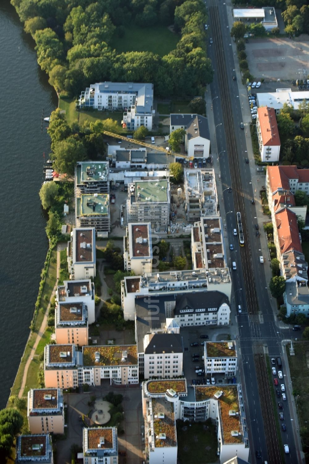 Luftaufnahme Berlin - Baustelle zum Neubau einer Mehrfamilienhaus-Wohnanlage am Ufer der Spree entlang der Lindenstraße in Berlin