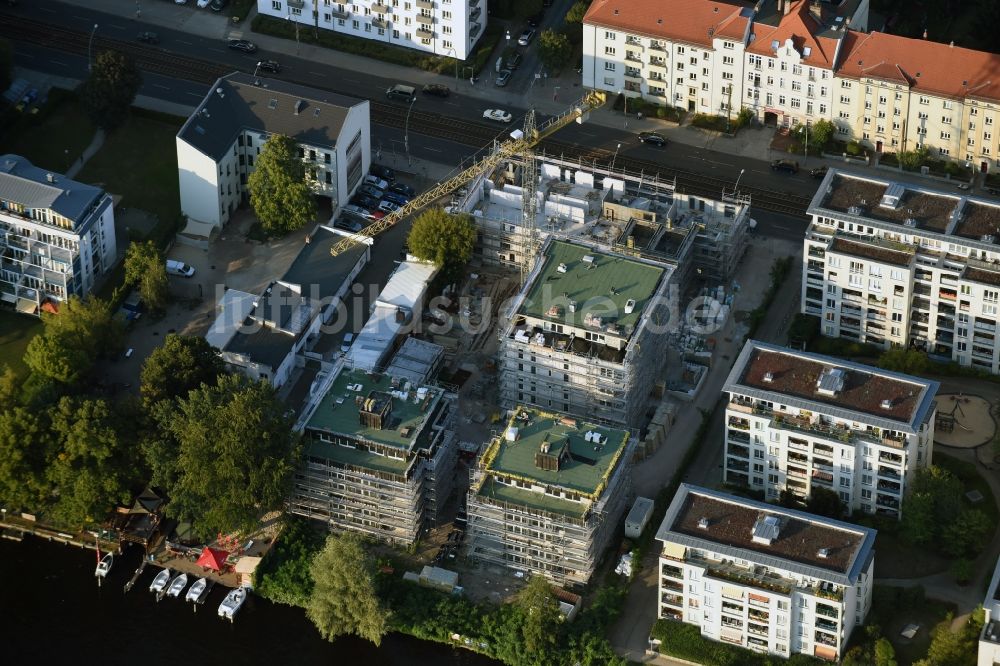 Berlin von oben - Baustelle zum Neubau einer Mehrfamilienhaus-Wohnanlage am Ufer der Spree entlang der Lindenstraße in Berlin