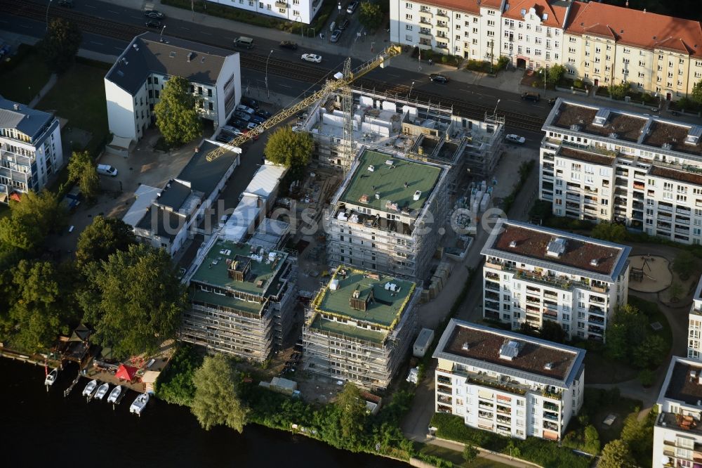 Berlin aus der Vogelperspektive: Baustelle zum Neubau einer Mehrfamilienhaus-Wohnanlage am Ufer der Spree entlang der Lindenstraße in Berlin