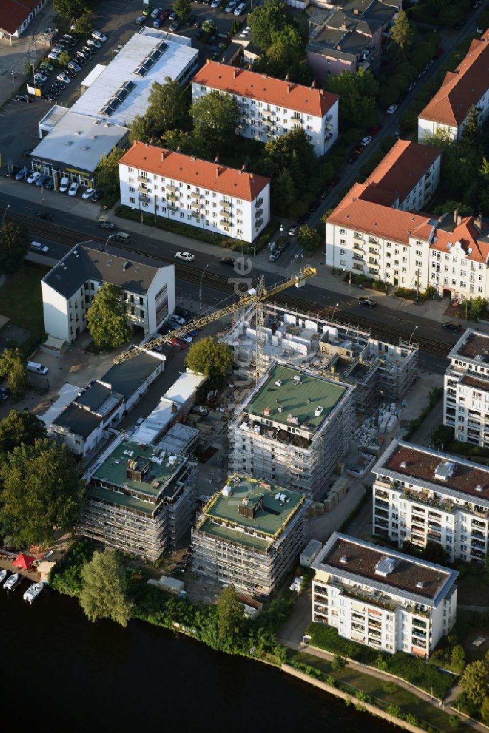 Luftbild Berlin - Baustelle zum Neubau einer Mehrfamilienhaus-Wohnanlage am Ufer der Spree entlang der Lindenstraße in Berlin