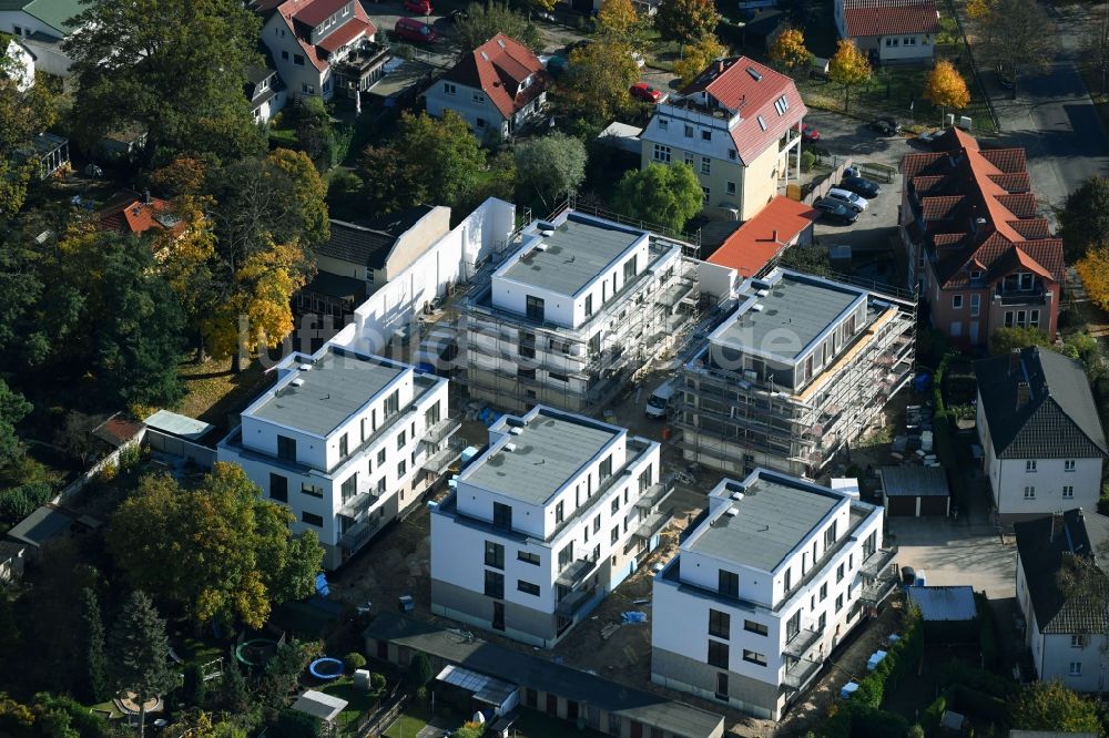 Luftaufnahme Hohen Neuendorf - Baustelle zum Neubau einer Mehrfamilienhaus-Wohnanlage Ulmengärten der City and Home GmbH an der Stolper Straße in Hohen Neuendorf im Bundesland Brandenburg, Deutschland