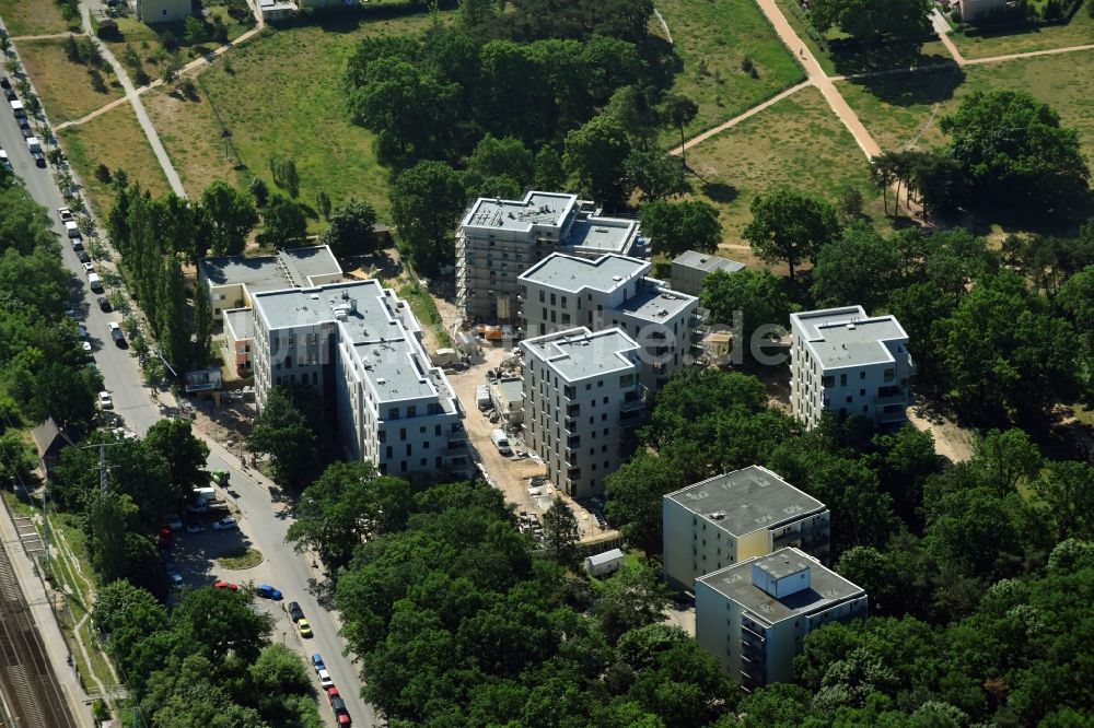 Luftbild Berlin - Baustelle zum Neubau einer Mehrfamilienhaus-Wohnanlage umgesetzt von der HELMA Wohnungsbau GmbH Am Carlsgarten in Berlin, Deutschland