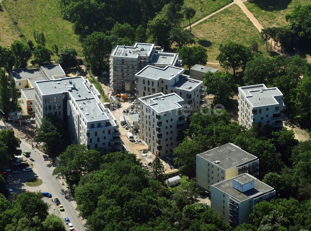 Luftaufnahme Berlin - Baustelle zum Neubau einer Mehrfamilienhaus-Wohnanlage umgesetzt von der HELMA Wohnungsbau GmbH Am Carlsgarten in Berlin, Deutschland