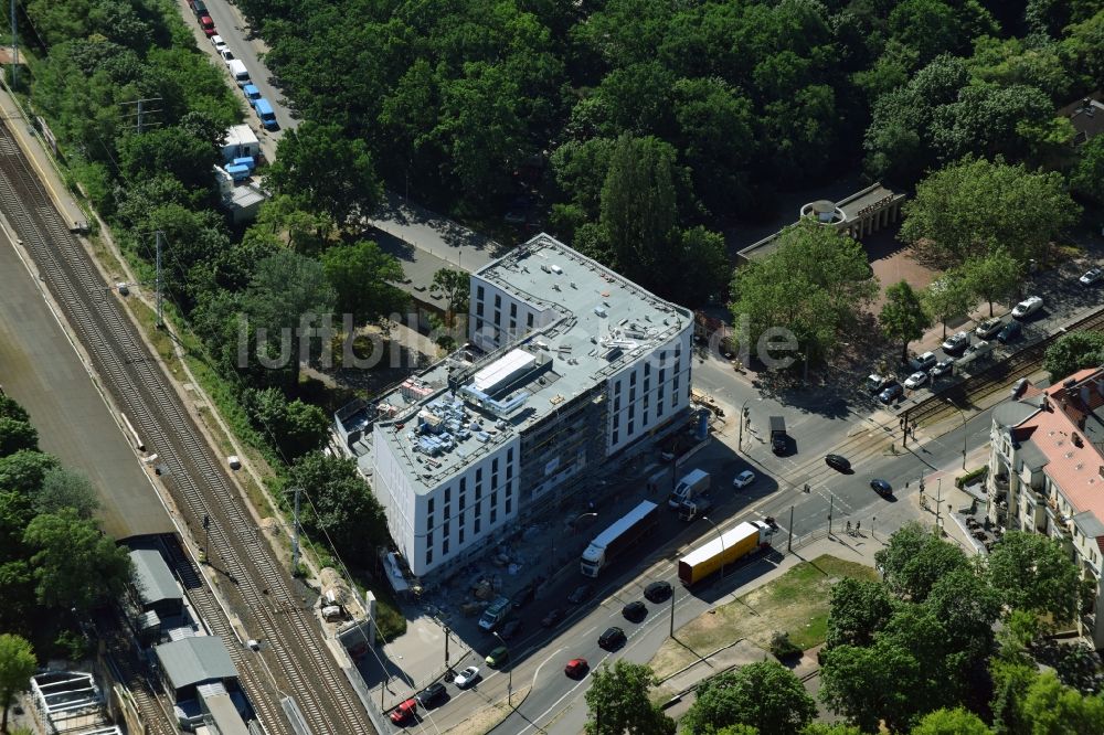 Berlin von oben - Baustelle zum Neubau einer Mehrfamilienhaus-Wohnanlage umgesetzt von der HELMA Wohnungsbau GmbH Am Carlsgarten in Berlin, Deutschland