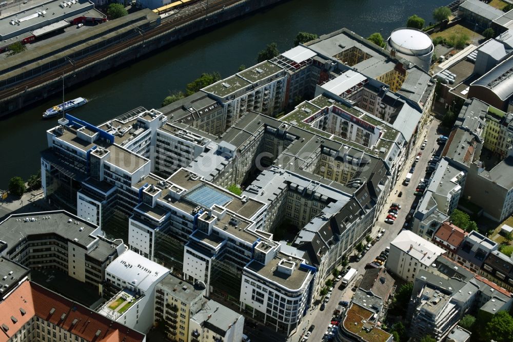 Berlin aus der Vogelperspektive: Baustelle zum Neubau einer Mehrfamilienhaus-Wohnanlage, umgesetzt von der PROJECT Immobilien Wohnen AG in der Rungestraße in Berlin, Deutschland