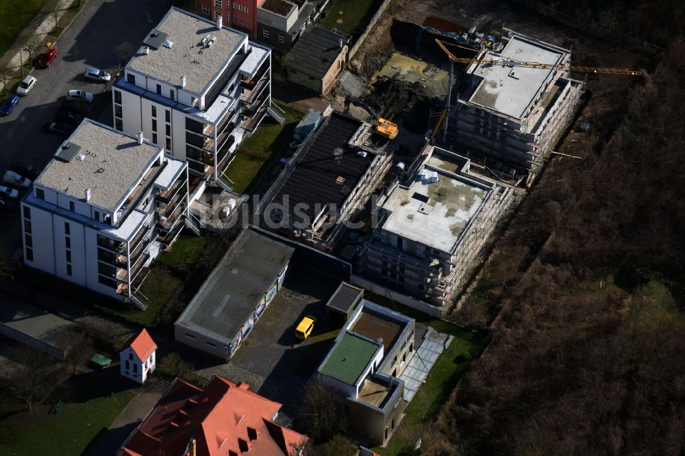 Luftaufnahme Leipzig - Baustelle zum Neubau einer Mehrfamilienhaus-Wohnanlage Urbanes Leben am Auewald an der Fockestraße im Ortsteil Süd in Leipzig im Bundesland Sachsen